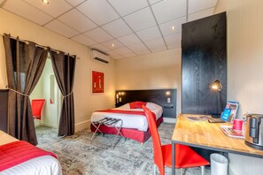 Escritorio, wifi gratis, ropa de cama