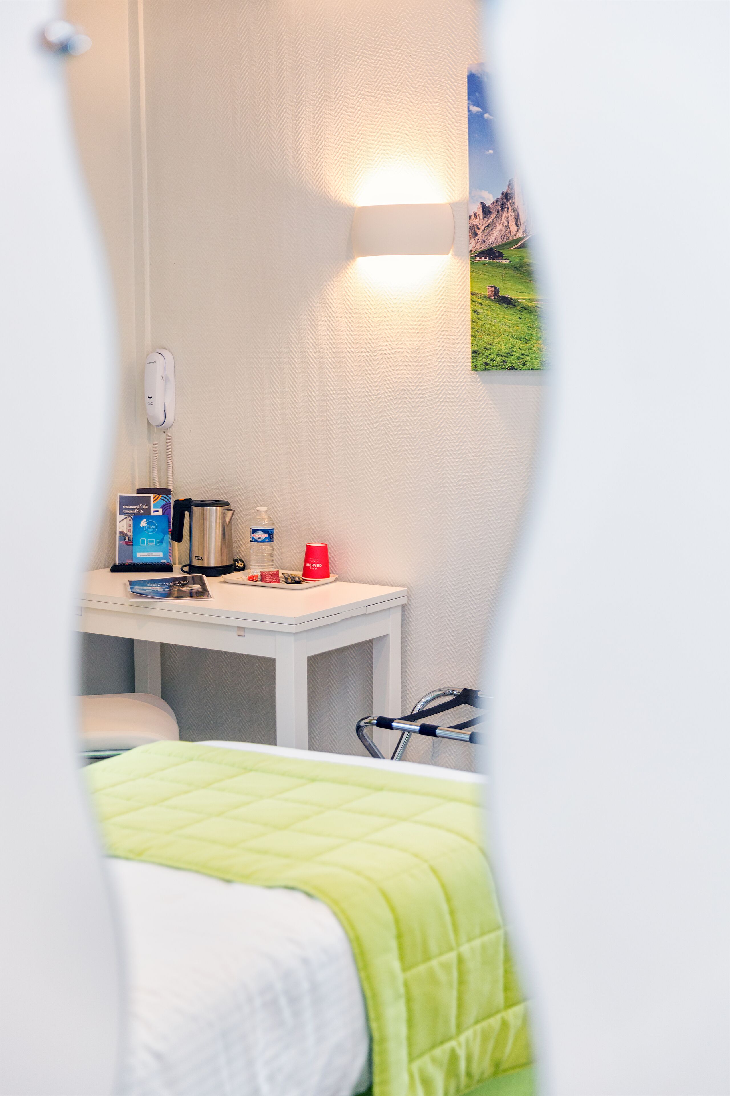 desk, free wifi, bed sheets