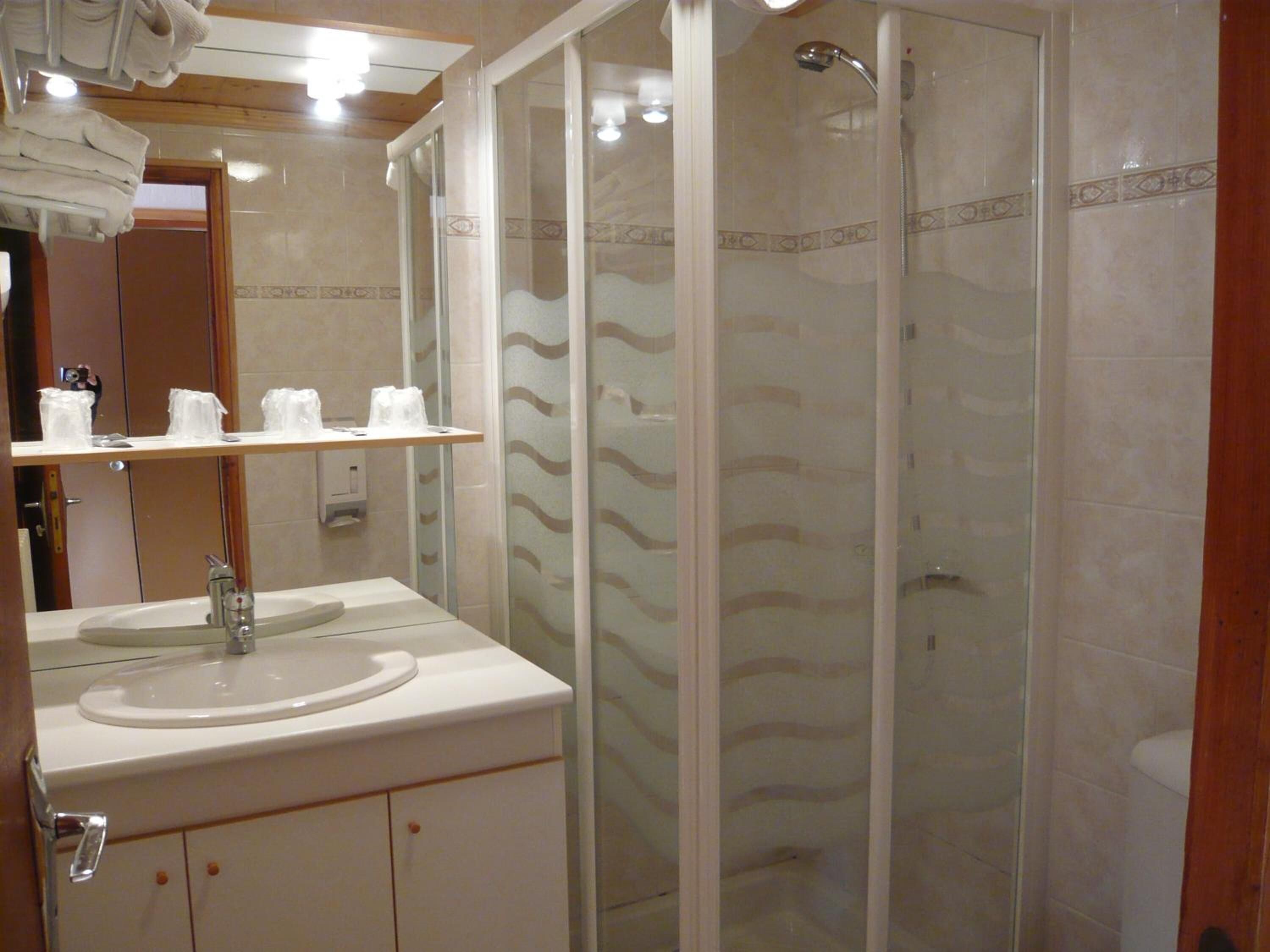 Douche, sèche-cheveux, serviettes fournies