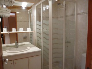 Een douche, een haardroger, handdoeken