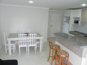 Apartment (1008) | In-room dining - Excelente Apartamento com Deck Exclusivo (Bombinhas)