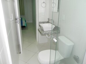 Apartment (1008) | Badezimmer | Dusche, Handtücher