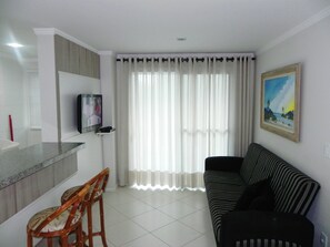 Apartment (1008) | Living room | TV - Excelente Apartamento com Deck Exclusivo (Bombinhas)