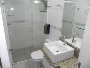 Departamento (1004) | Baño | Regadera y toallas