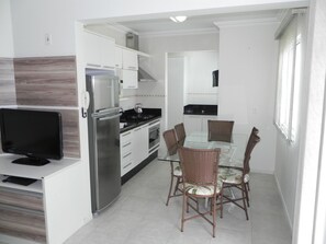 Apartment (1004) | In-room dining - Lindo Apartamento 100m do Mar (Bombinhas)