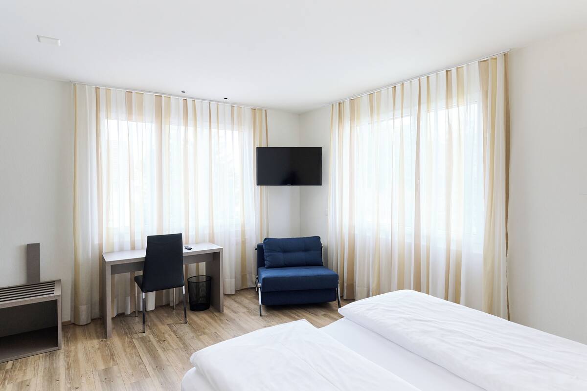 Premium Triple Room | 1 bedroom, hypo-allergenic bedding, desk, soundproofing