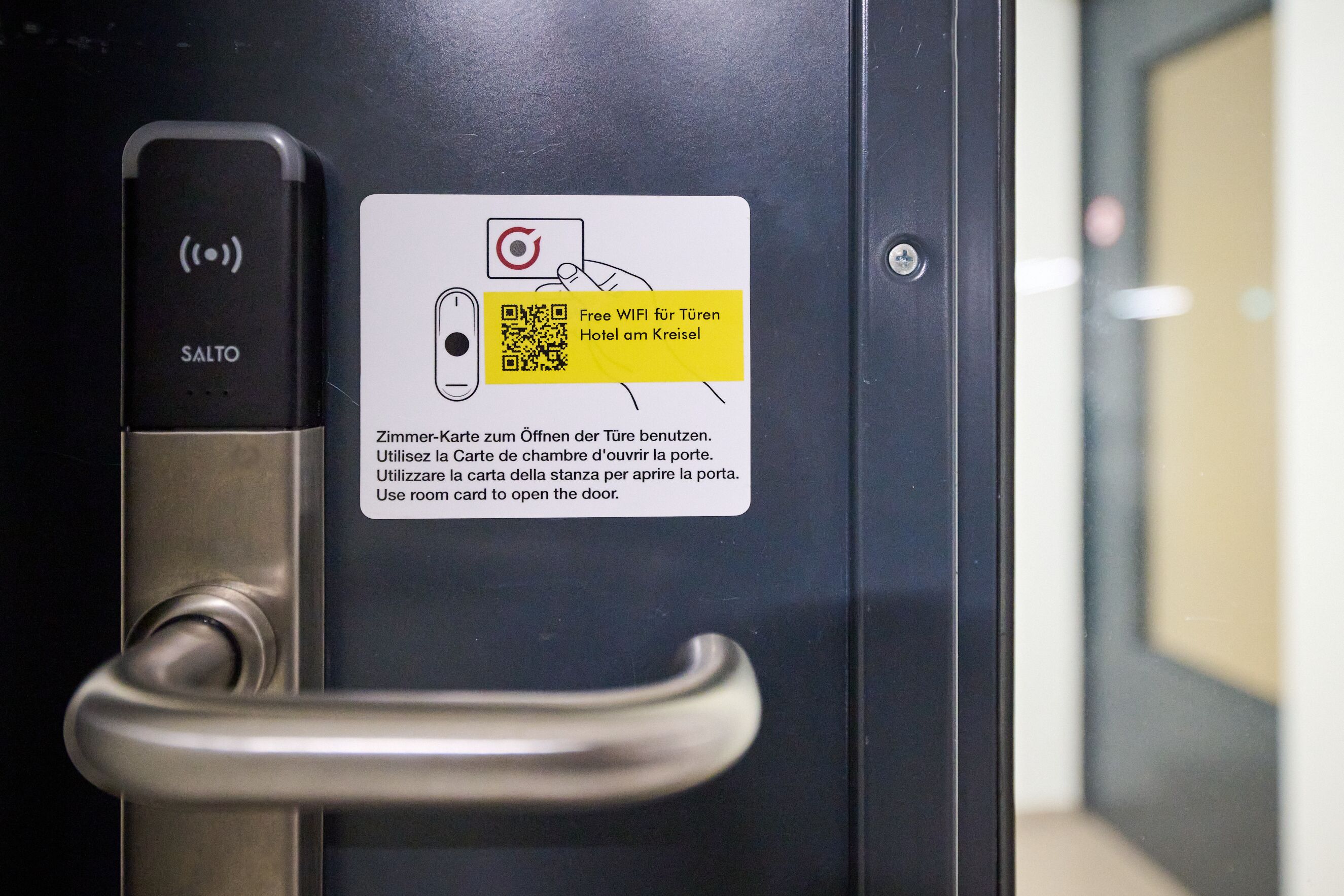 Une porte dotée d’un code QR et d’instructions expliquant comment utiliser une carte d’accès pour ouvrir la porte.