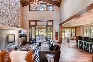 Chalet | Área de sala de estar | Televisión de pantalla plana, chimenea y consola de videojuegos 