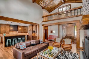 Chalet | Living area - Arrowhead Lodge in Suncadia Home (Cle Elum)