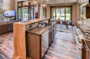Chalet | Cuisine privée | Réfrigérateur grande capacité avec congélateur, four à micro-ondes