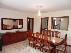 Apartment (1003) | In-room dining - Apto 3 Dorm Av Principal Bombinhas (Bombinhas)