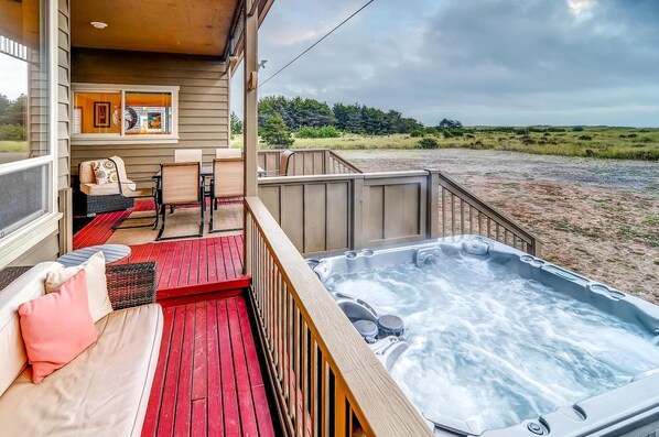 Outdoor spa tub - Beach Haven (Ocean Park)