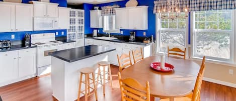 Chalet | Private kitchen | Full-size fridge, microwave, oven, stovetop