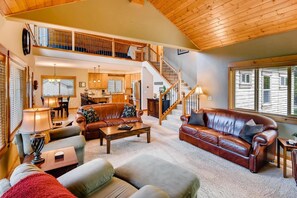 Chalet | Área de sala de estar | Televisión de pantalla plana, chimenea y consola de videojuegos