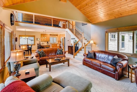 Chalet | Living area | Flat-screen TV, fireplace, video-game console, DVD player. Cascade Mountain Villa