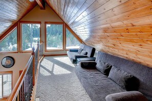 Chalet | Área de sala de estar | Televisión de pantalla plana, chimenea y consola de videojuegos