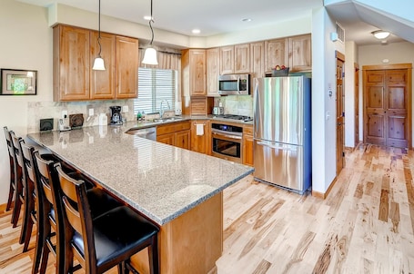 Chalet | Private kitchen | Full-size fridge, microwave, oven, stovetop. Cascade Mountain Villa