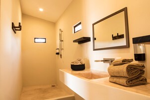 Shower, free toiletries, towels