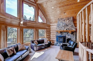 木屋 | 客廳 | 平面電視、壁爐、電視遊樂器、 DVD 播放機