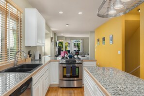 Deluxe Townhome, 3 Bedrooms, Kitchen | Private kitchen | Full-size fridge, microwave, oven, stovetop - Seattle Vacation Home: The Vineyard (Seattle)