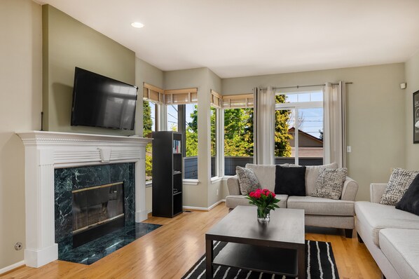 Deluxe Townhome, 3 Bedrooms, Kitchen | Living room | 50-inch flat-screen TV with satellite channels, TV, fireplace - Seattle Vacation Home: The Vineyard (Seattle)