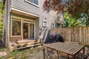 Deluxe Townhome, 3 Bedrooms, Kitchen | Terrace/patio - Seattle Vacation Home: The Vineyard (Seattle)