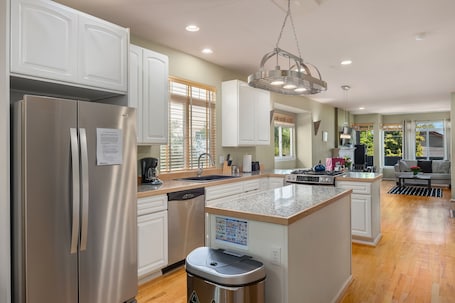 Deluxe Townhome, 3 Bedrooms, Kitchen | Private kitchen | Full-size fridge, microwave, oven, stovetop