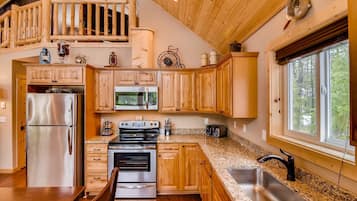 Lemari es besar, microwave, oven, dan kompor