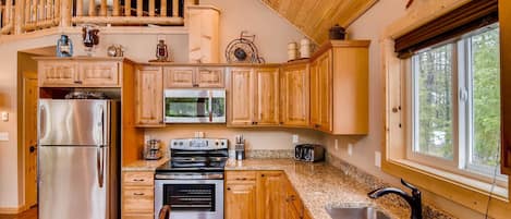 Full-size fridge, microwave, oven, stovetop