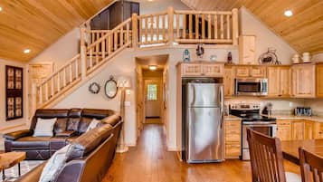 TV layar datar dan perapian