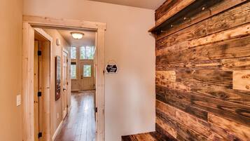 TV layar datar dan perapian