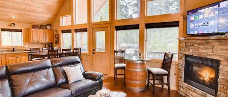 Televisión de pantalla plana y chimenea