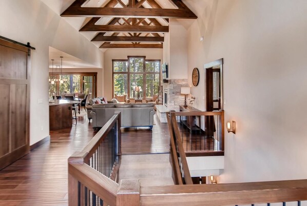 ชาเลท์ | บริเวณนั่งเล่น | ทีวีจอแบน, เตาผิง