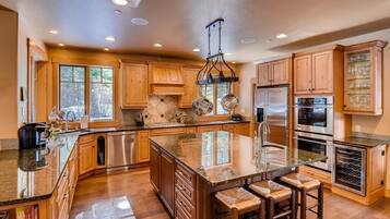 Chalet | Private kitchen | Full-sized fridge, microwave, oven, stovetop