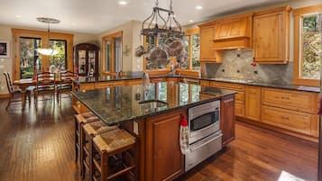 Chalet | Private kitchen | Full-sized fridge, microwave, oven, stovetop