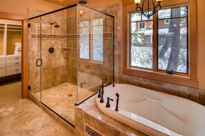 Chalet | Kylpyhuone | Erillinen kylpyamme ja suihku, syvä kylpyamme, ilmaiset hygieniatuotteet