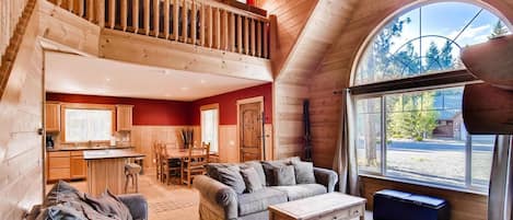 Stuga | Vardagsrum | Platt-tv och eldstad