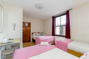 Familiekamer, en-suite badkamer | Woonruimte | Flatscreentelevisie