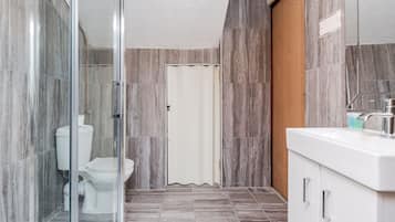 Family Suite, Kitchen | Bathroom | Shower, free toiletries, hair dryer, towels