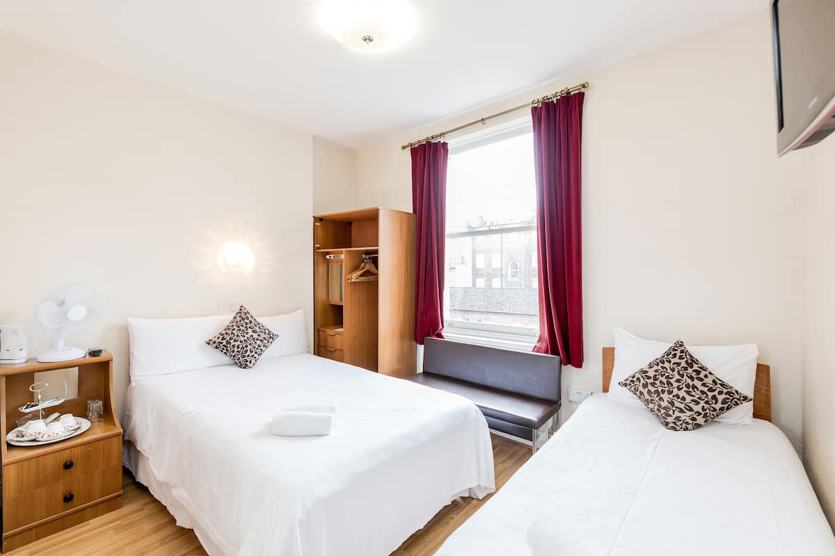 Een bureau, een strijkplank/strijkijzer, gratis wifi, beddengoed