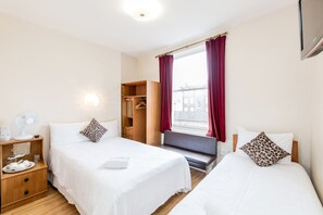 Een bureau, een strijkplank/strijkijzer, gratis wifi, beddengoed