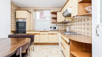 Family Suite, Kitchen | Private kitchen | Coffee/tea maker, electric kettle