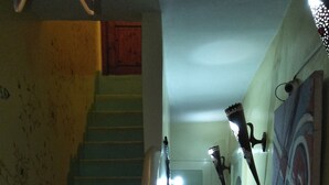 Una escalera con un cartel que indica una habitación de huéspedes.
