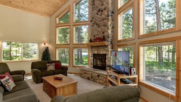 Chalet | Living room | Flat-screen TV, fireplace, DVD player