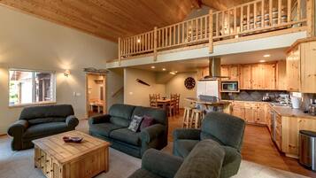 Nhà gỗ | Khu phòng khách | TV màn hình phẳng, lò sưởi, đầu đĩa DVD