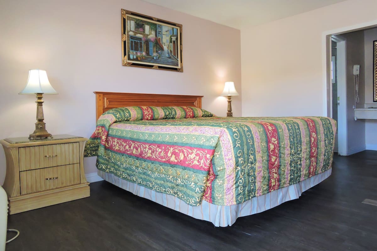 Basic-Zimmer, 1 King-Bett, Raucher | 1 Schlafzimmer, Schreibtisch, Bügeleisen/Bügelbrett, kostenloses WLAN