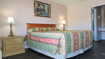 Eenvoudige kamer, 1 kingsize bed, roken | 1 slaapkamer, een bureau, een strijkplank/strijkijzer, gratis wifi