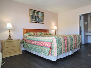 Quarto básico, 1 cama King, para fumantes | 1 quarto, escrivaninha, ferros/tábuas de passar roupa, Wi-Fi de cortesia