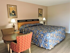 Chambre, 1 très grand lit | 1 chambre, bureau, fer et planche à repasser, Wi-Fi gratuit