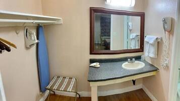 1 bedroom, desk, iron/ironing board, free WiFi